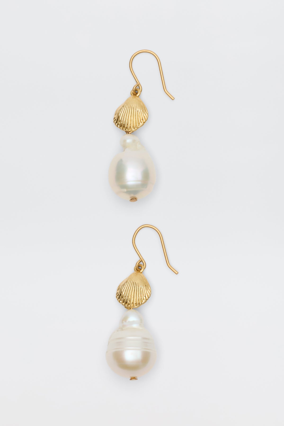 Rosaria - Gold earrings feature a gold-plated design with a seashell-shaped accent and a large resin pearl, creating an elegant look. Shown on a plain white background.