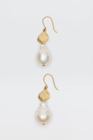 Rosaria - Gold earrings feature a gold-plated design with a seashell-shaped accent and a large resin pearl, creating an elegant look. Shown on a plain white background.