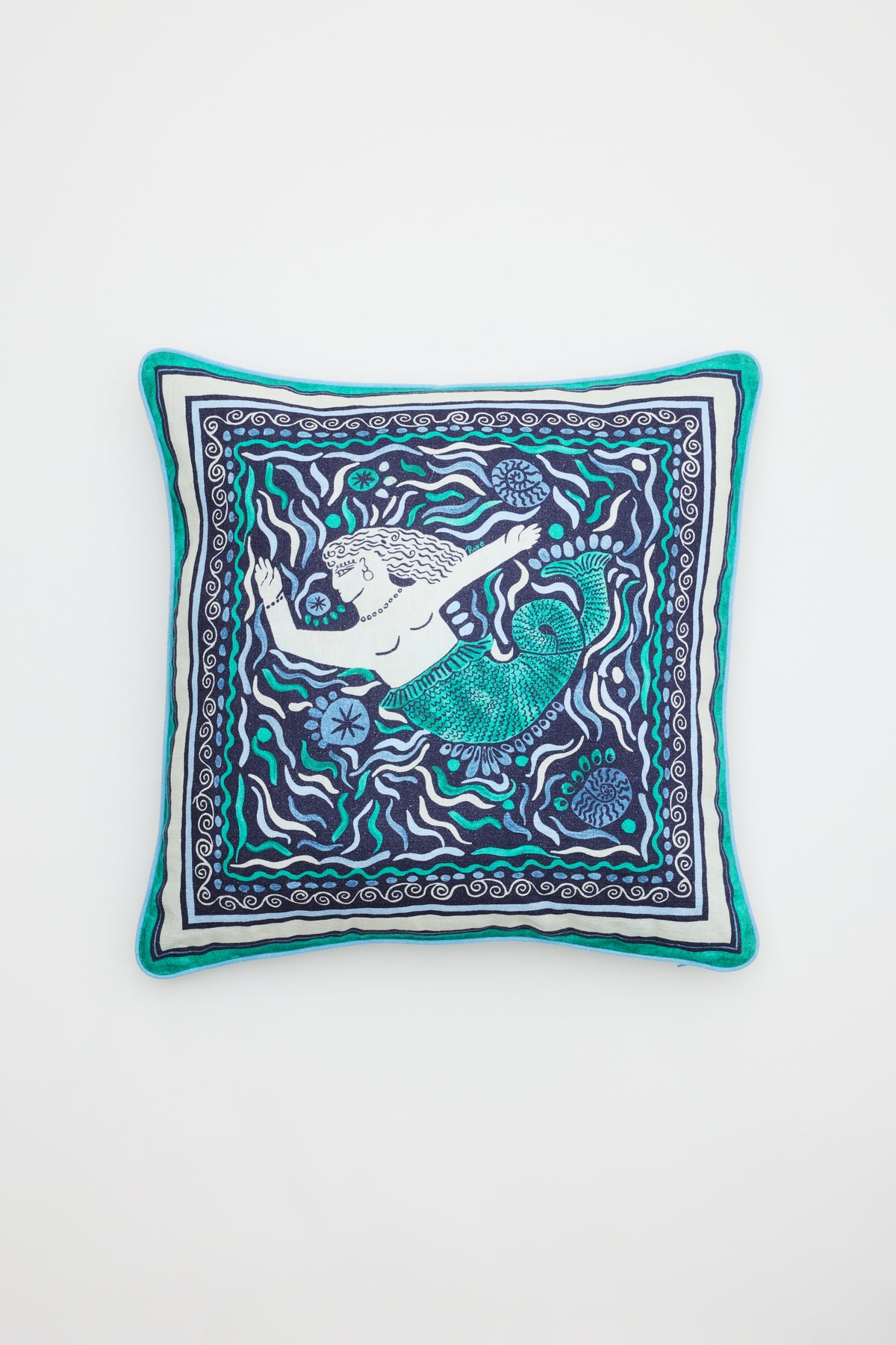 Romilly - Cover Mythos Mix Navy: Square pillow cover with a central mermaid illustration, green tail, surrounded by seashells and aquatic patterns in blue, teal, black, and white.
