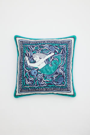 Romilly - Cover Mythos Mix Navy: Square pillow cover with a central mermaid illustration, green tail, surrounded by seashells and aquatic patterns in blue, teal, black, and white.