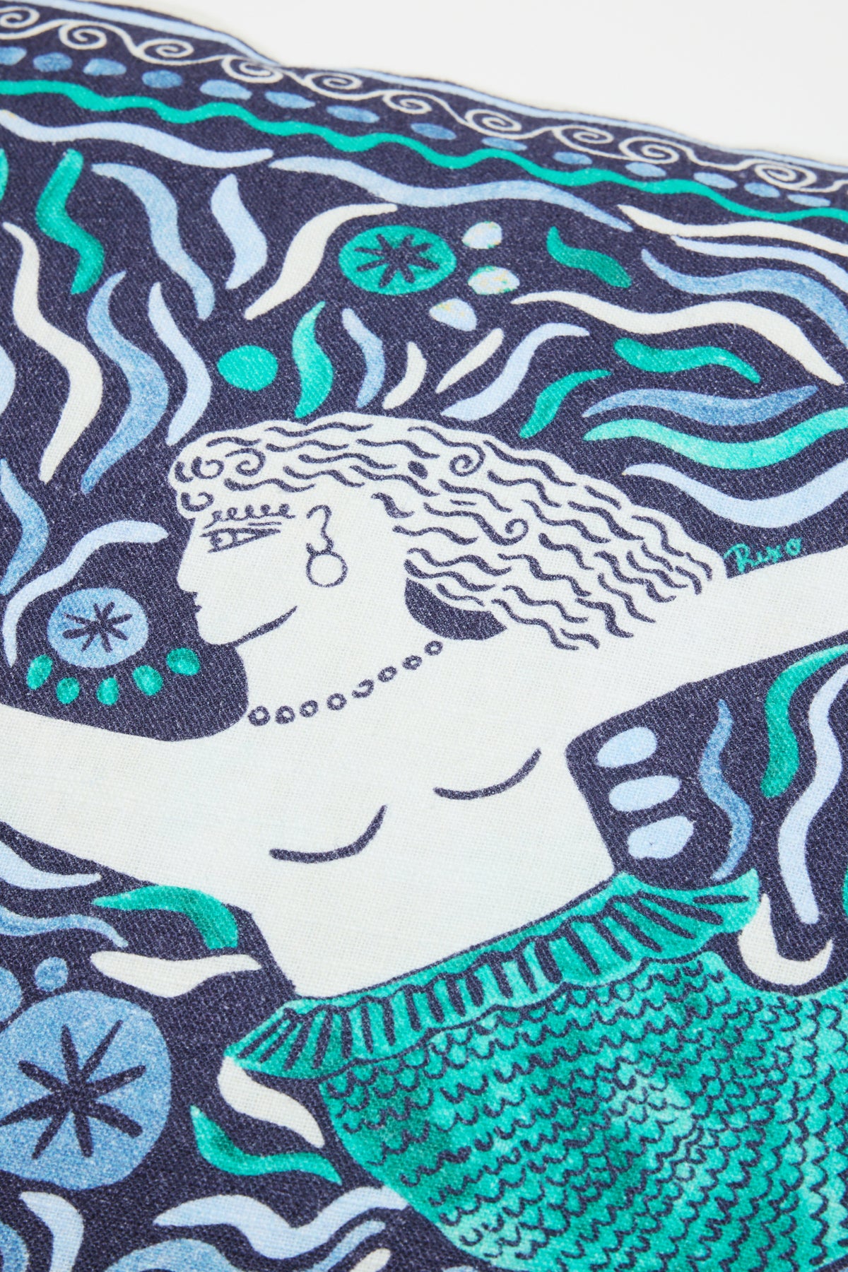 Colorful illustration of Romilly - Cover Mythos Mix Navy: a mermaid with long wavy hair, open arm pose, and teal scaled tail on a navy and white patterned background featuring ocean elements like waves and bubbles.